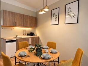 Eine moderne Küche mit Holzausstattung, einer Kaffeemaschine und einem Spülbecken.