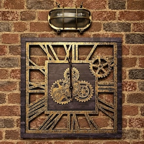 Un reloj de pared con un fondo de ladrillo rústico y un marco metálico decorativo.