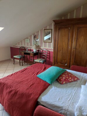 A bedroom with a bed, a desk, a chair, and a wardrobe. - MAISON PLATONE PRESTIGE (Alessandria)