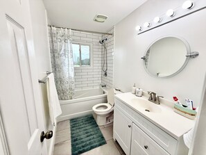 Ein Badezimmer mit Badewanne, Toilette und Waschbecken.