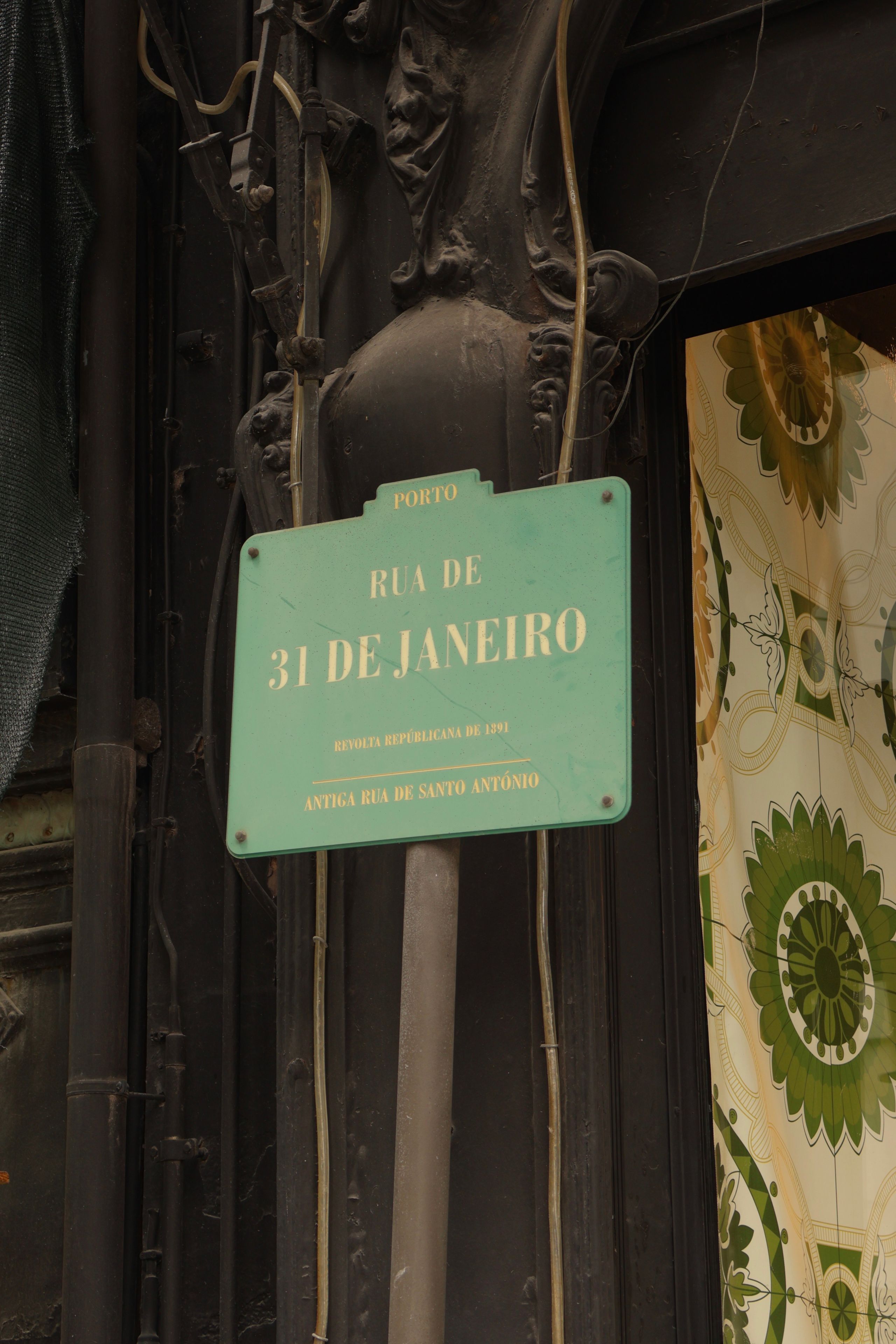 Ein Straßenschild mit dem Text 'Rua de 31 de Janeiro' und 'Revolta Republicana de 1891', das auf eine historische Stätte hinweist.