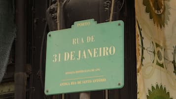 Ein Straßenschild mit dem Text 'Rua de 31 de Janeiro' und 'Revolta Republicana de 1891', das auf eine historische Stätte hinweist.