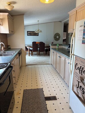 Private kitchen - Perfect home close to Billy Creek Trails in Muse. (Muse)