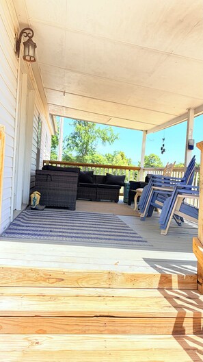 Terrace/patio - Perfect home close to Billy Creek Trails in Muse. (Muse)
