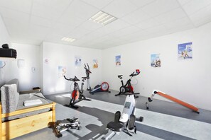 A gym with exercise equipment, a bench, and posters on the walls. - Font-Romeu | Piscine sur place | Balcon (Font-Romeu)