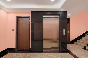 Un ascensor con un panel de control y una puerta con manija.