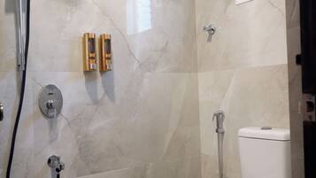 Un baño con ducha, inodoro y bidé.