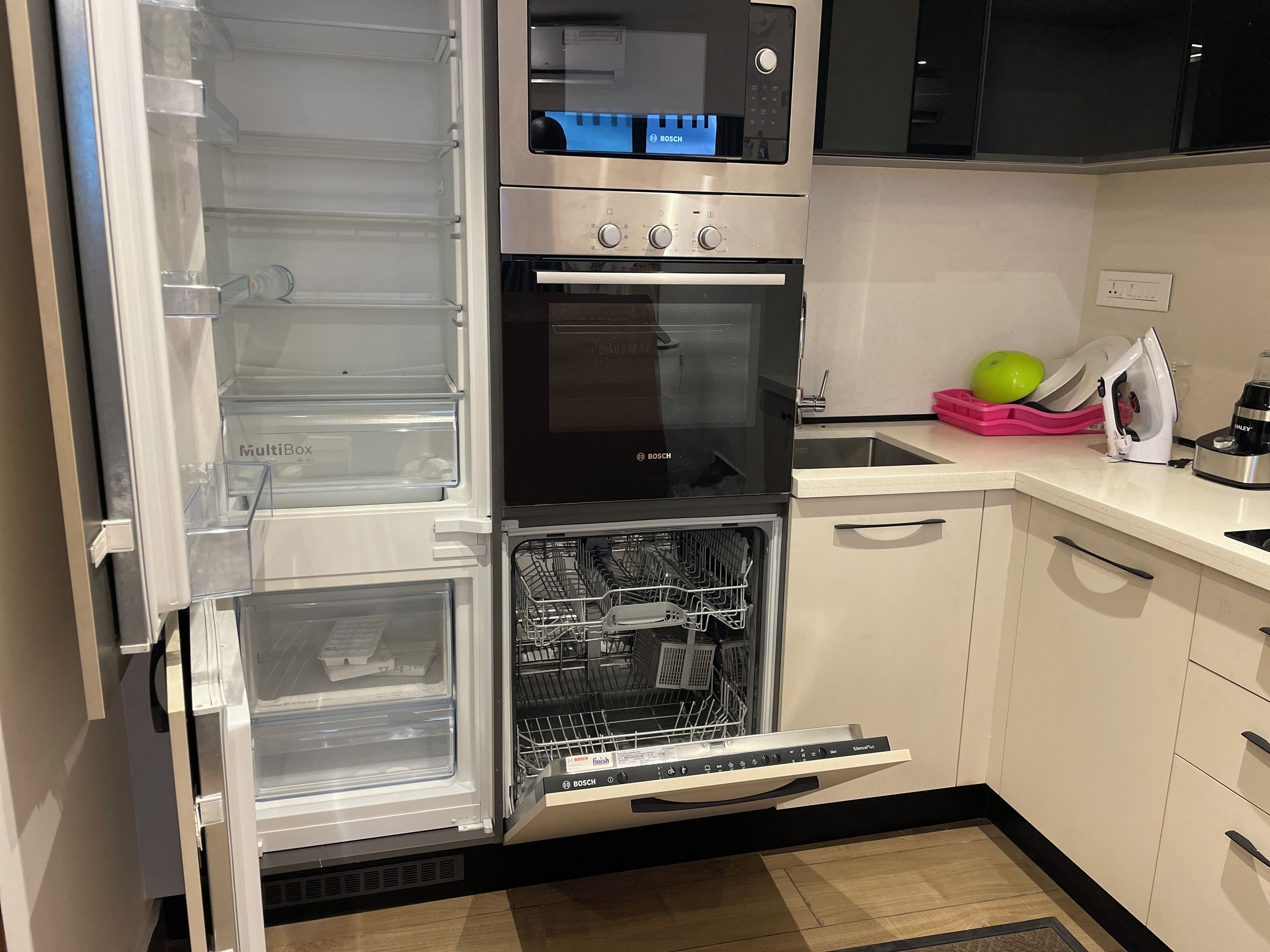 Una cocina equipada con lavavajillas, microondas y fregadero.