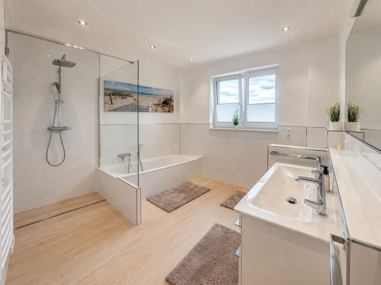 Ein modernes Badezimmer mit einer einachigen Duschkabine, einer Badewanne und einem Waschtisch.