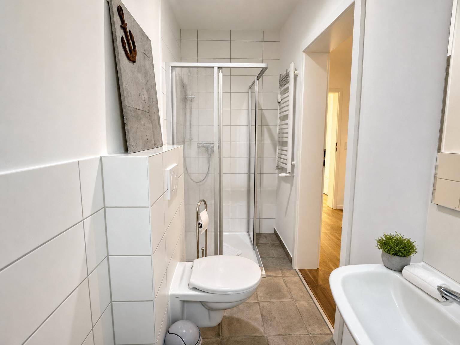 Ein modernes Badezimmer mit Toilette, Dusche und Badewanne.