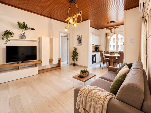 Beachfront Apartment With Pool Free Parking