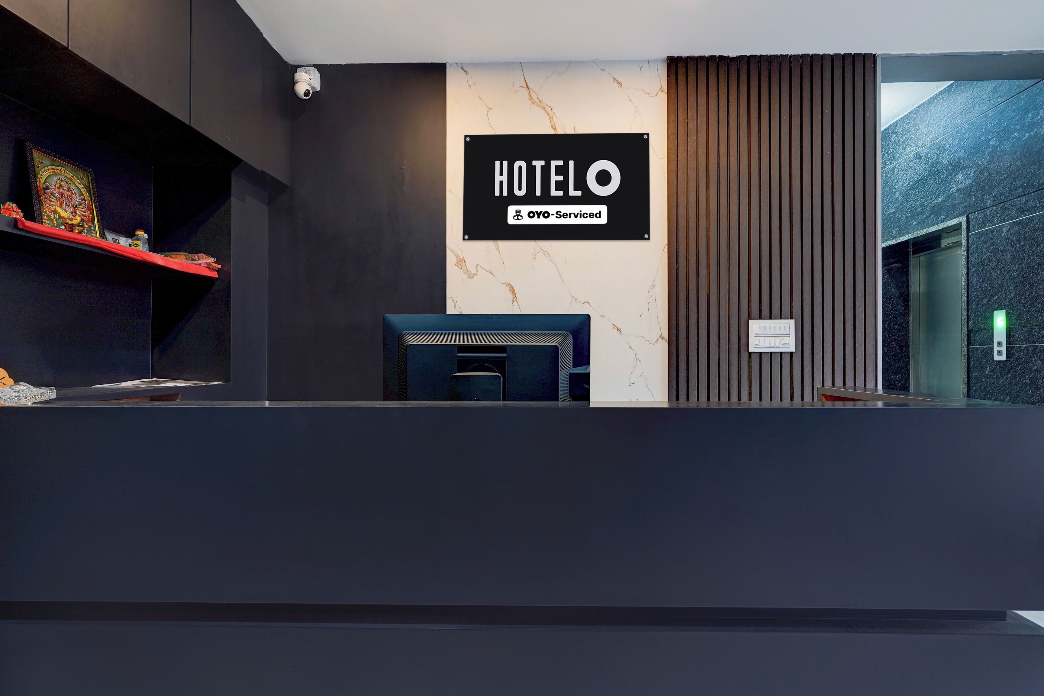 Una mesa de recepción de hotel con un letrero que indica que es administrado por OYO.