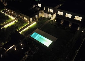 A modern multi-story residential building with a swimming pool at the center. - Puro Chacras de Coria (Chacras de Coria)