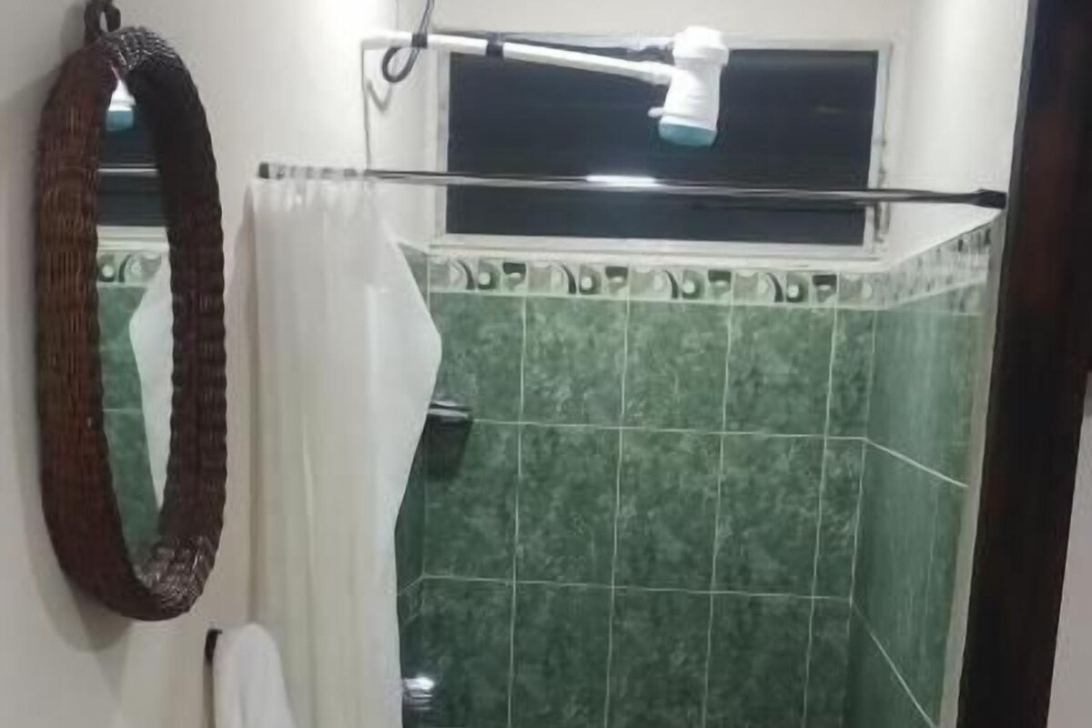 Quarto triplo, vista para o jardim