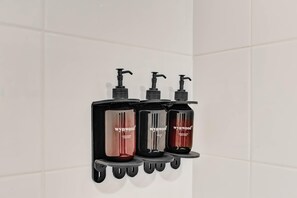 Prateleira na parede com três frascos de produtos Wynwood House.
