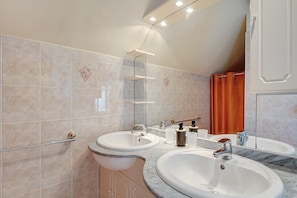 A bathroom with two sinks, a shower, and a mirror. - Room 'Chambre Soleil' with Shared Pool, Wi-Fi and Air Conditioning (Salignac Eyvigues)