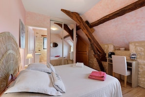 A bedroom with a bed, a desk, a chair, and a mirror. - Room 'Chambre Romantique' with Shared Pool, Wi-Fi and Air Conditioning - Table d'Hôte (Salignac-Eyvigues)