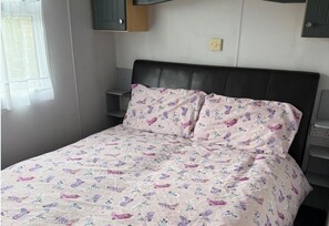Room - Caravan Sleeps 6 With Indoor Pool on Site (Clacton-on-Sea)