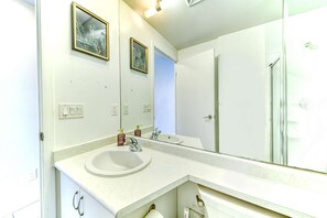Unclassified image, 3 of 11, button - RivetStays | The Neptune Executive Suite – Modern Studio (Toronto)