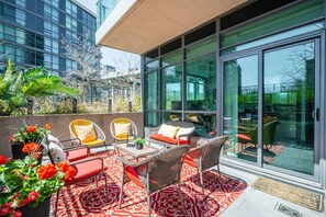 Unclassified image, 4 of 25, button - RivetStays | The Neptune Superior Suite – 2 Bedroom + 2 Bath Condo (Toronto)