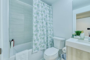 Ein Badezimmer mit Dusche, Toilette und Waschbecken.