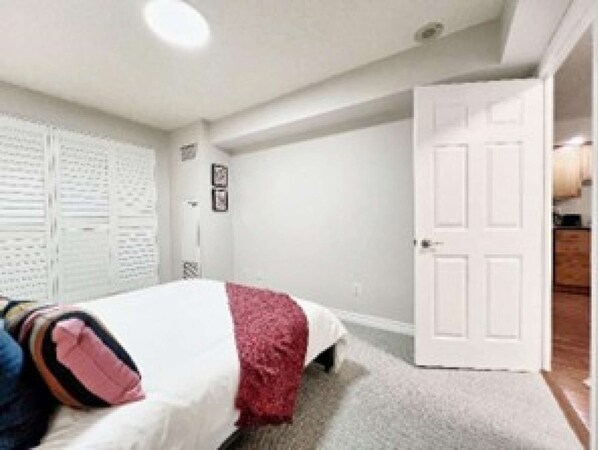 Room - RivetStays | The Icon Premium Suite - 1 Bedroom + Den Condo (Toronto)