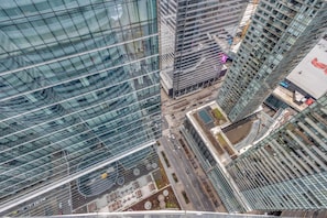 Ein Hochhaus mit Glasfassade, umgeben von anderen hohen Gebäuden.