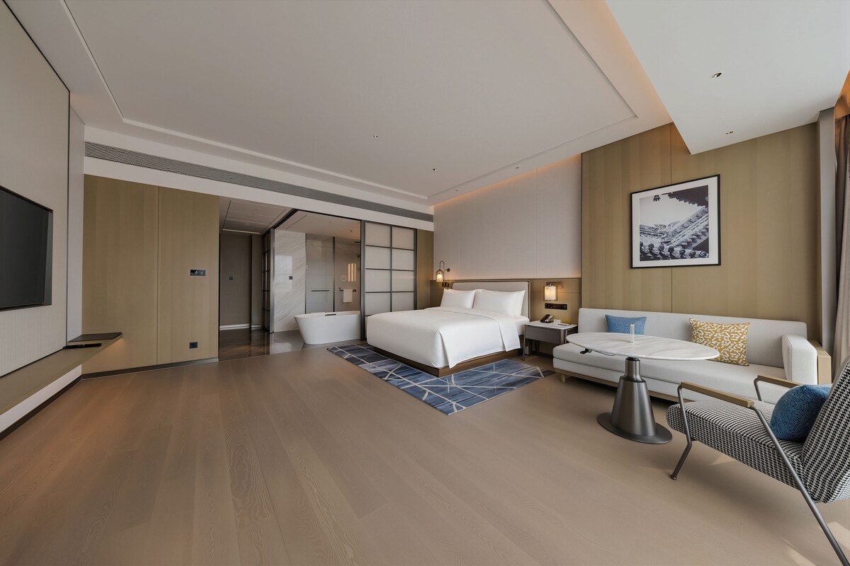 Kamar Premier, 1 Tempat Tidur King, pemandangan kota | Seprai premium, selimut bulu angsa, minibar, dan brankas