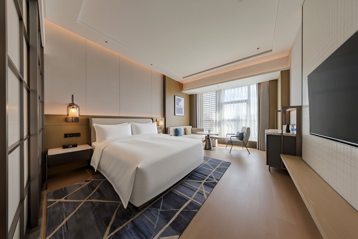 Kamar Eksekutif, 1 Tempat Tidur King | Seprai premium, selimut bulu angsa, minibar, dan brankas
