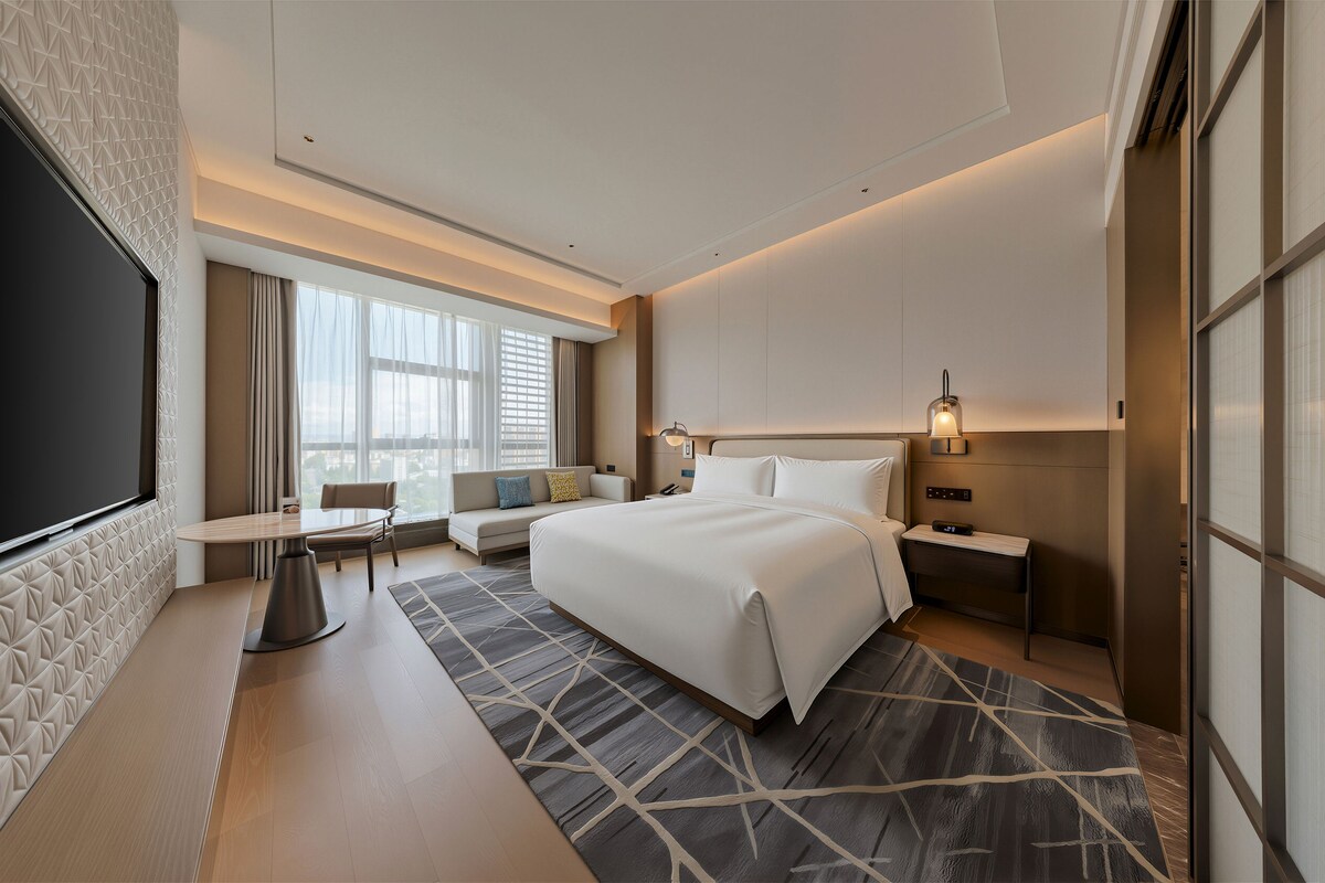 Suite Eksekutif, 1 Tempat Tidur King, pemandangan kota | Seprai premium, selimut bulu angsa, minibar, dan brankas