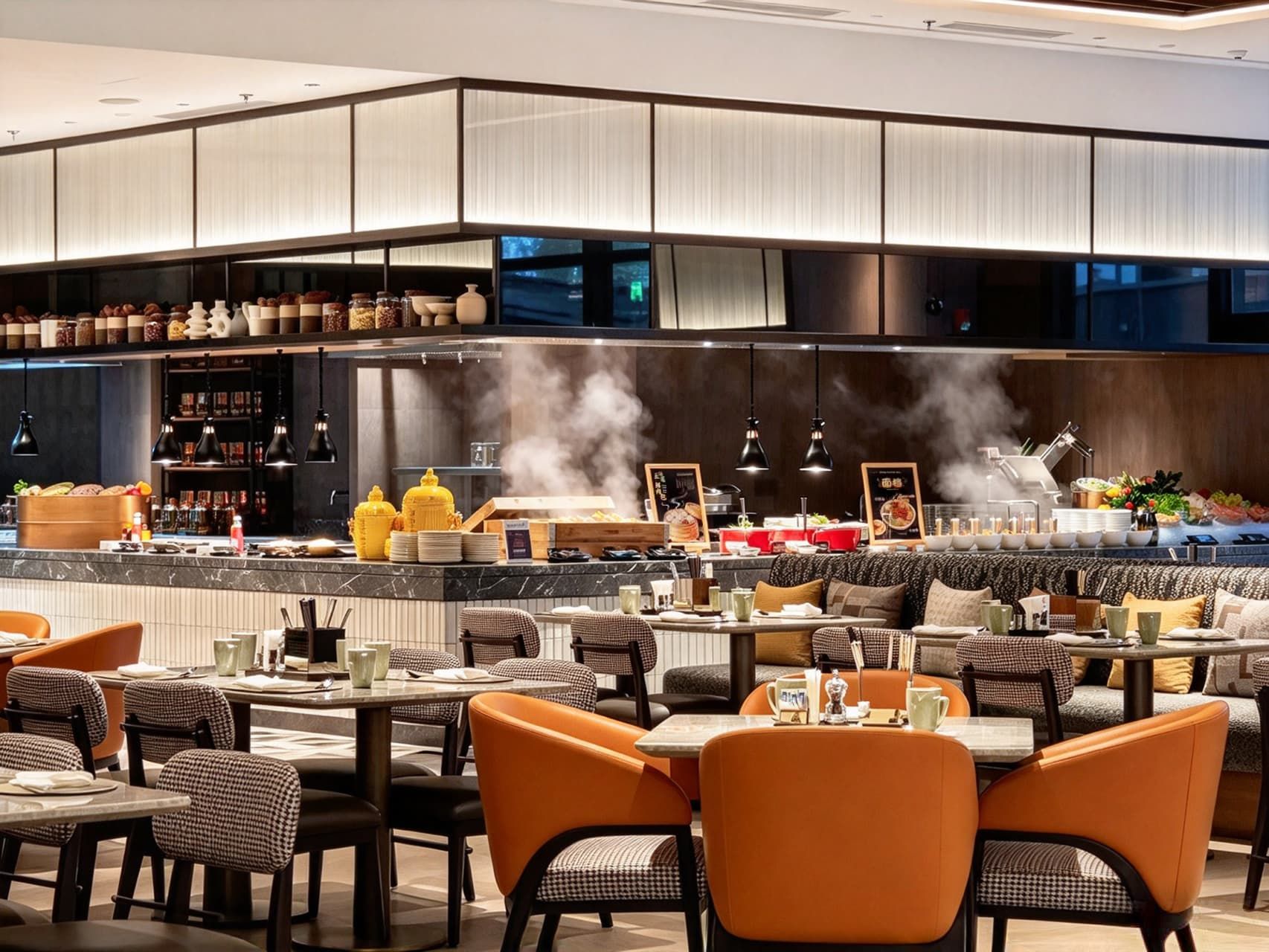 Un restaurante moderno con una zona de bar, asientos con sillas a cuadros y anaranjadas, y una cocina a la vista con vapor saliendo.