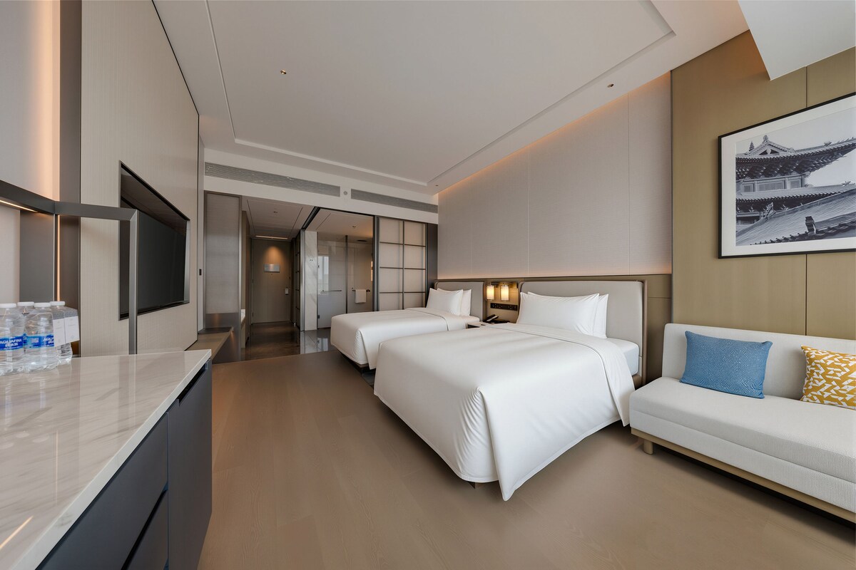 Seprai premium, selimut bulu angsa, minibar, dan brankas