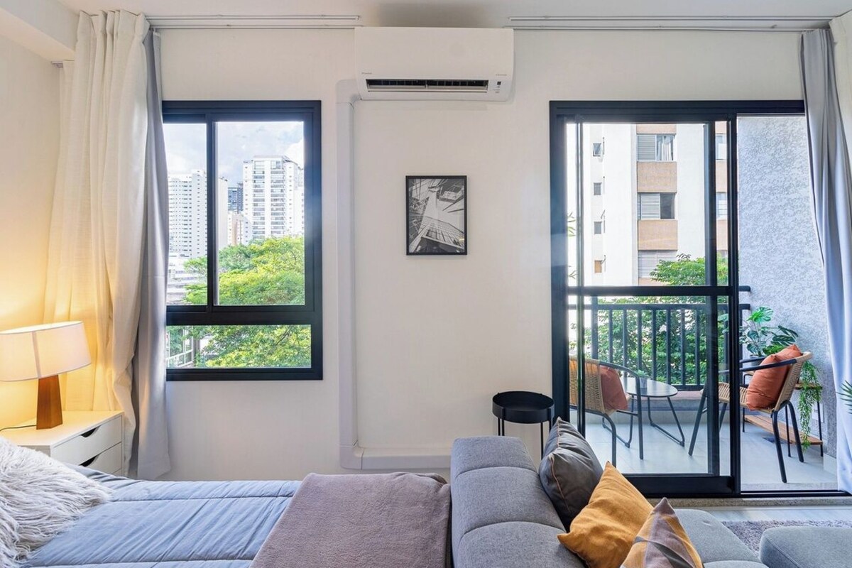Klassieke studio, balkon, uitzicht op stad | Een laptopwerkplek, gratis wifi