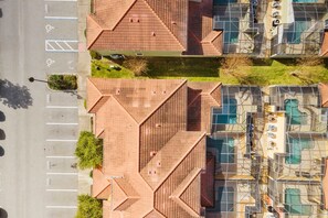 A residential area with multiple houses, each featuring a distinct geometric roof design. - 5BR Nemo Room Townhouse Pool, 10min Disney (Kissimmee)