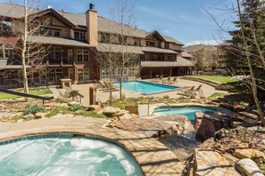 Ein Resort mit großem Außenpool, Whirlpool und gepflegtem Garten.