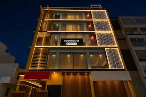 Un edificio de varios pisos con un cartel que dice 'TOWNHOUSE' y 'YO-Serviced'.