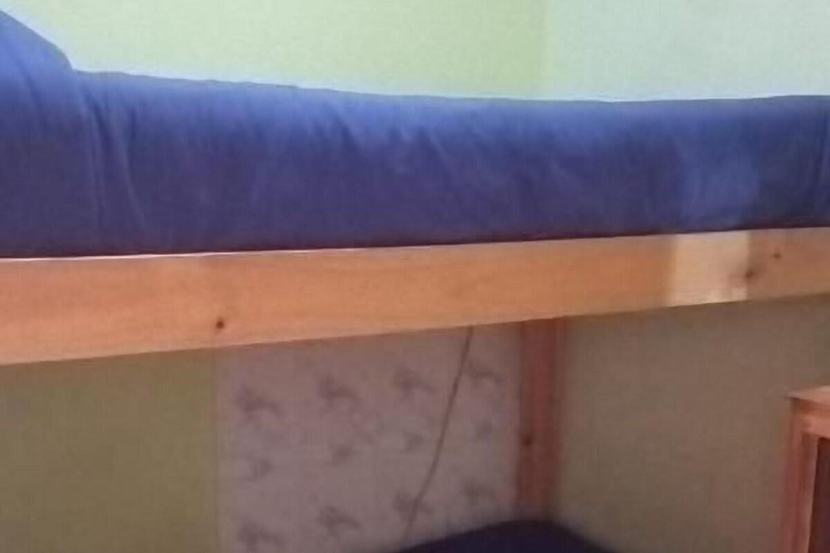 Dormitório compartilhado básico | Cortinas blackout, Wi-Fi de cortesia