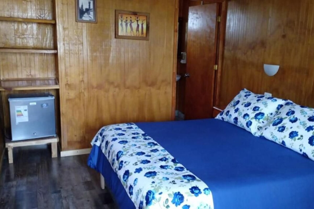 Quarto casal clássico, sacada, vista para o jardim | Cortinas blackout, Wi-Fi de cortesia