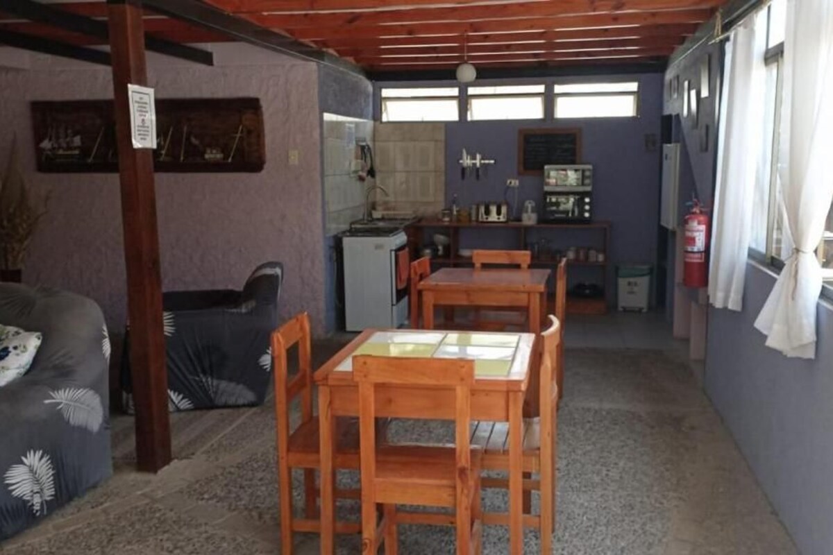 Quarto triplo clássico, sacada, vista para o jardim | Opções para refeição