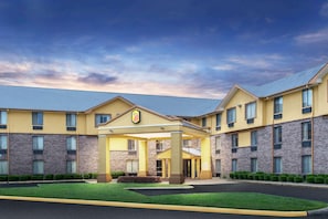 A hotel with a central entrance, multiple windows, and a brick facade. - Texarkana Inn (Texarkana)