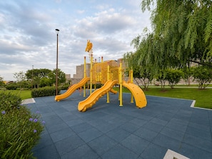 Un parque infantil con toboganes y estructuras para escalar.