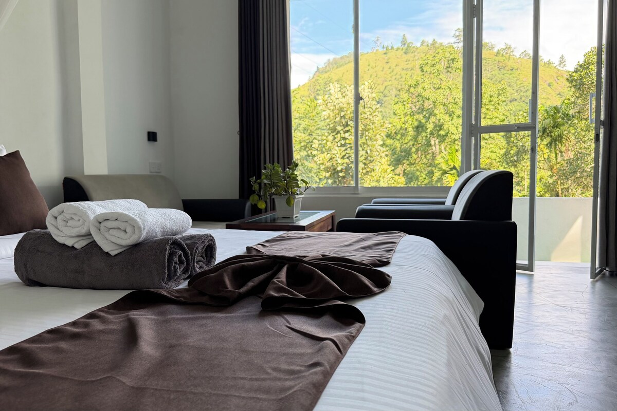 Deluxe Suite, Balcony, Mountain View