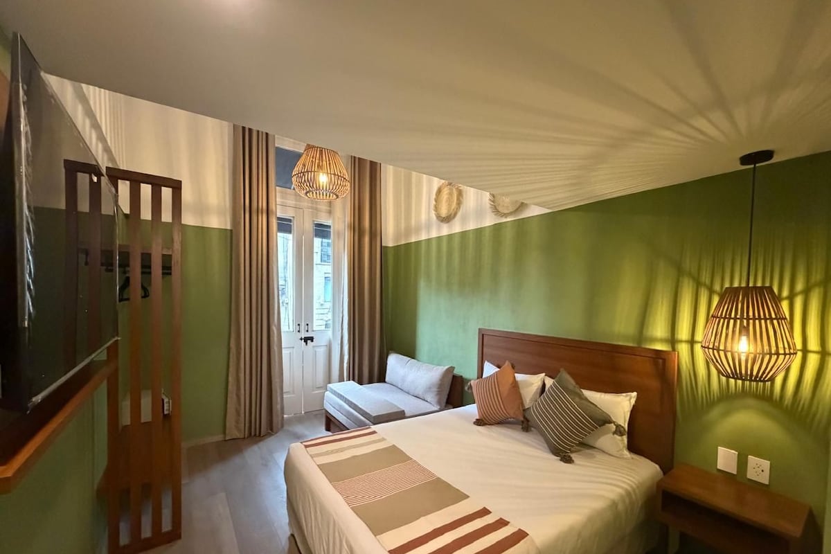 Deluxe kamer, balkon, uitzicht op stad | Een kluis op de kamer, verduisterende gordijnen, gratis wifi