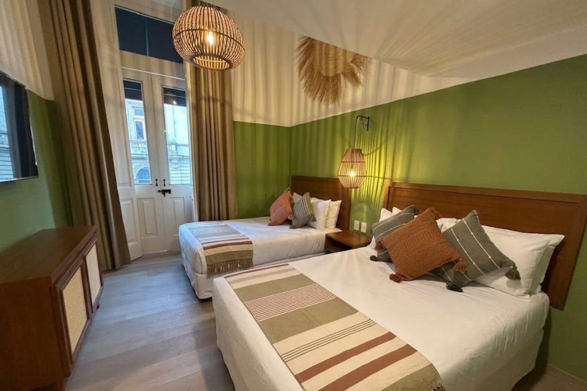 Deluxe vierpersoonskamer, balkon, uitzicht op stad | Een kluis op de kamer, verduisterende gordijnen, gratis wifi