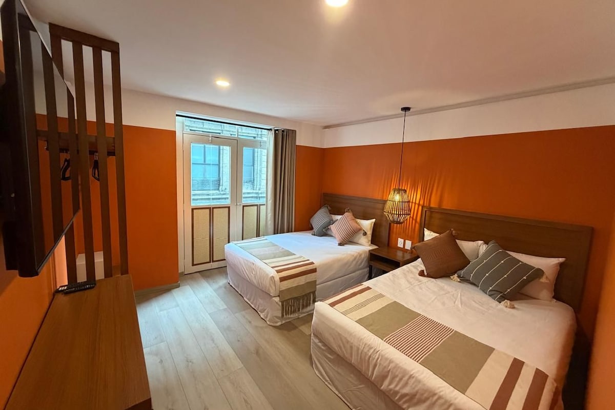 Deluxe vierpersoonskamer, balkon, uitzicht op stad | Een kluis op de kamer, verduisterende gordijnen, gratis wifi