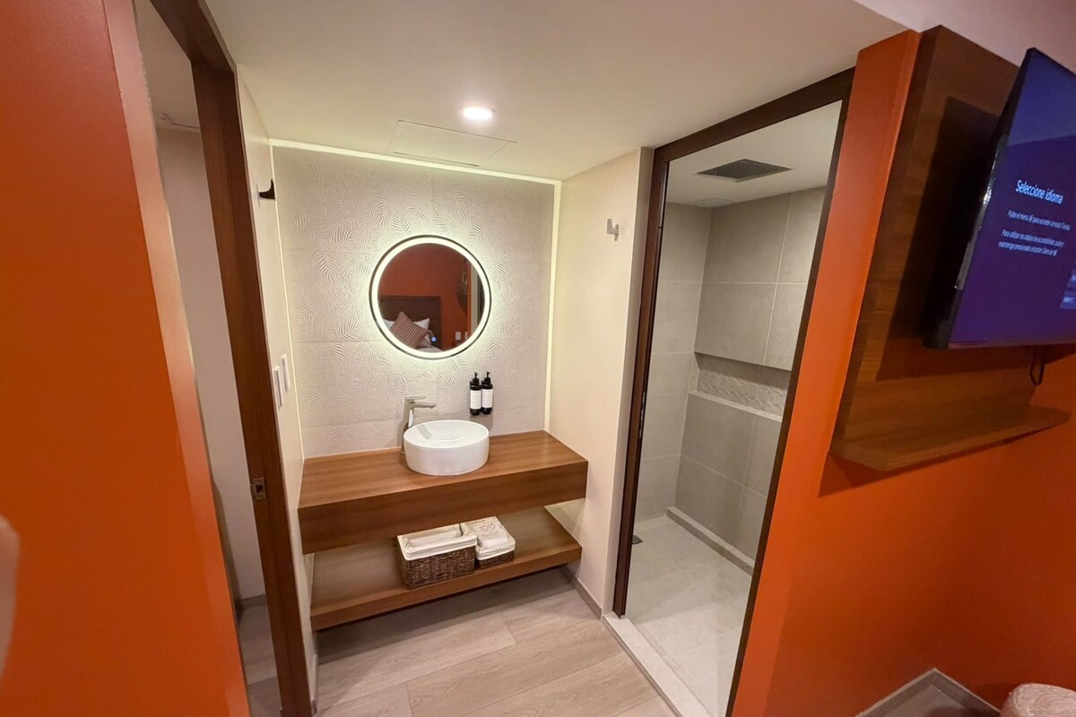 Klassieke tweepersoonskamer | Badkamer | Een douche, handdoeken, zeep, shampoo