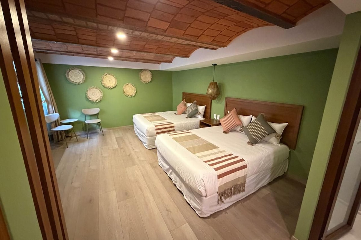 Deluxe vierpersoonskamer | Een kluis op de kamer, verduisterende gordijnen, gratis wifi