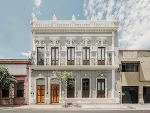 A two-story building with a balcony, large windows, and a traditional architectural style. - Gran Suite Loft Guadalajara Centro SF (Guadalajara)