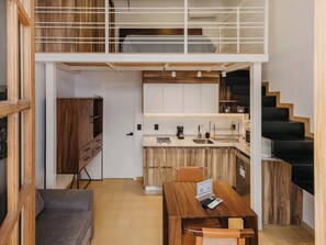 A compact, modern apartment with a loft bedroom, a kitchenette, and a dining area. - Loft en el Centro Histórico de GDL (Guadalajara)