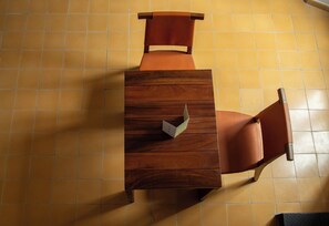 A wooden table with a chair, a drawer unit, and a small box on the table. - Loft en el centro de Guadalajara LC (Guadalajara)